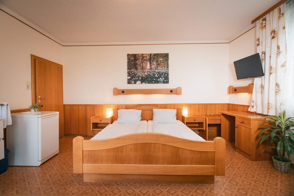 Bed, TV and multimedia, Photo of the whole room, Bedroom