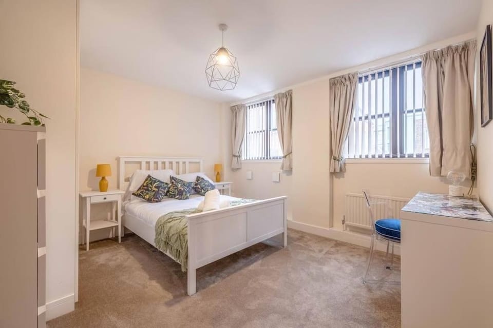 Windsor Castle Views & Parking - By Tempstay Apartment in Windsor