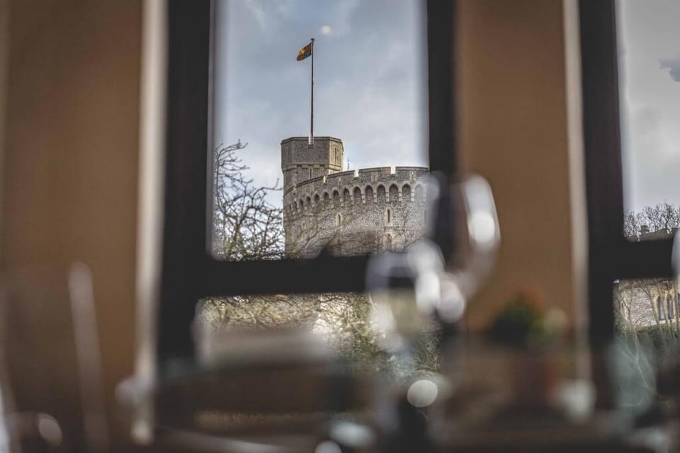 Windsor Castle Views & Parking - By Tempstay Apartment in Windsor