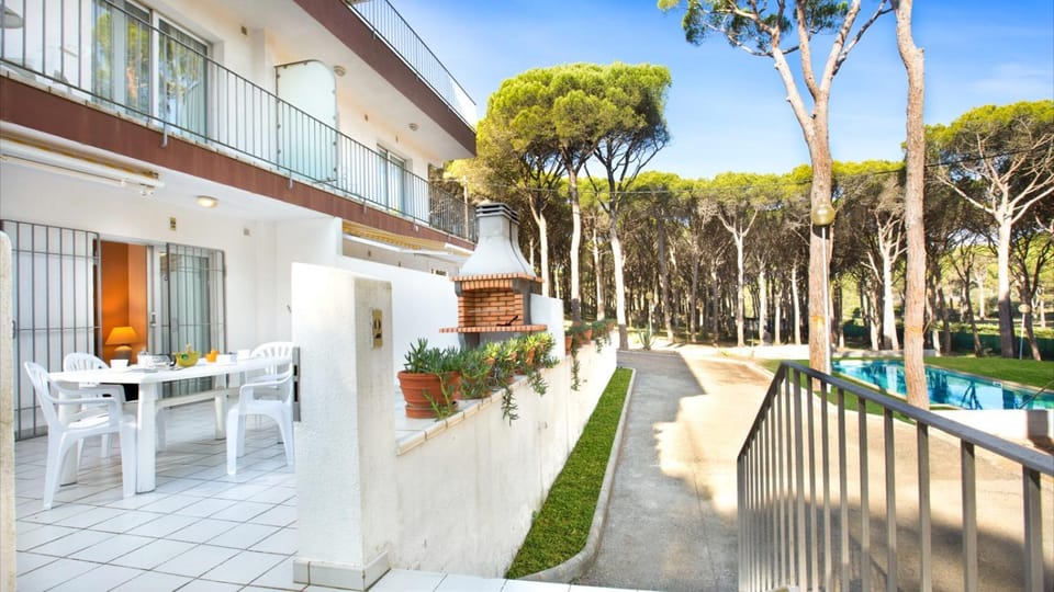 Property building, Day, View (from property/room), Balcony/Terrace, Dining area, Garden view, Pool view, Swimming pool