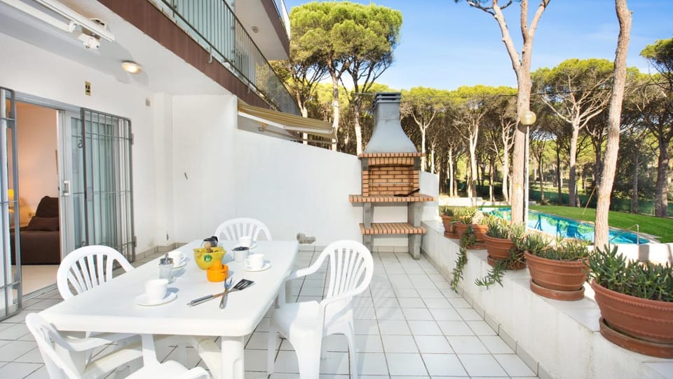 Property building, Day, View (from property/room), Balcony/Terrace, Food and drinks, Dining area, Pool view, Swimming pool, Drinks