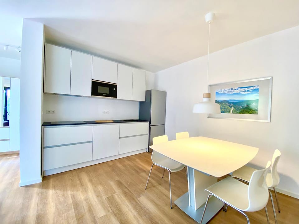 Kitchen or kitchenette, Dining area