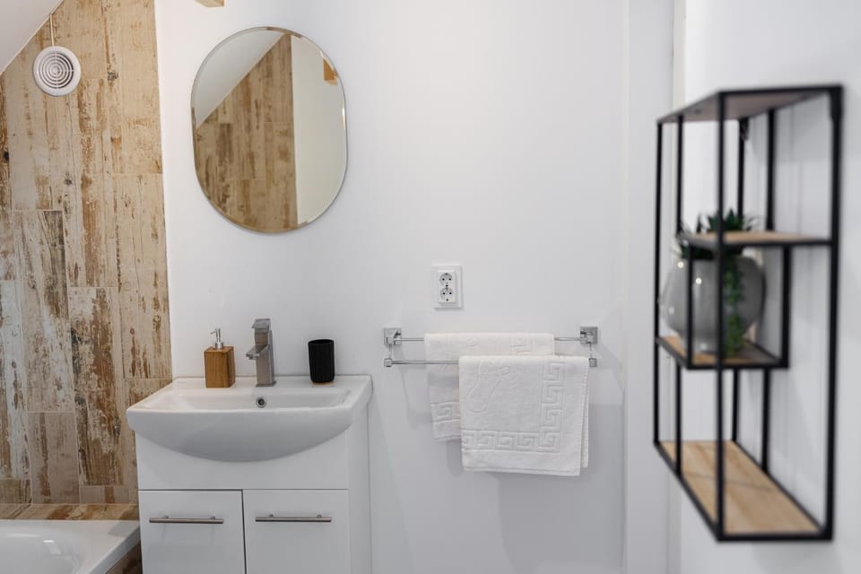 Bathroom, towels