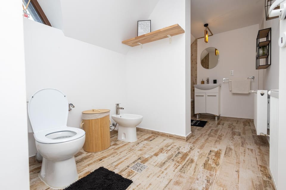 Toilet, bidet