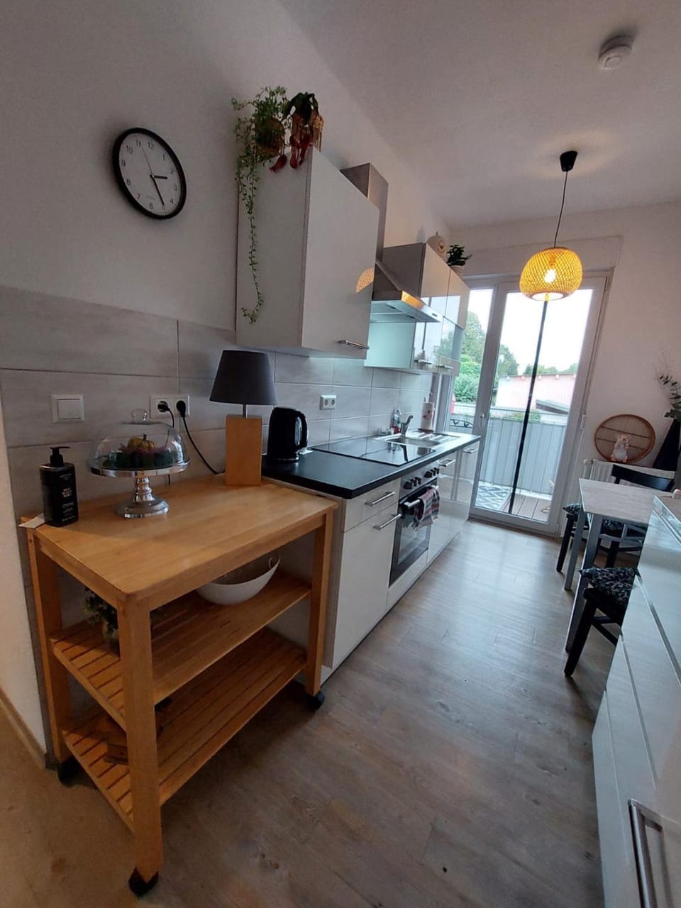 Kitchen or kitchenette, Dining area