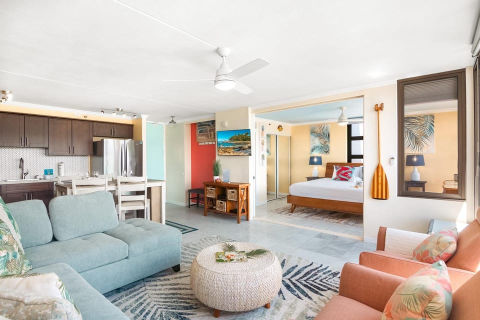 Bed, TV and multimedia, Kitchen or kitchenette, Living room, Photo of the whole room, Seating area, Dining area, oven