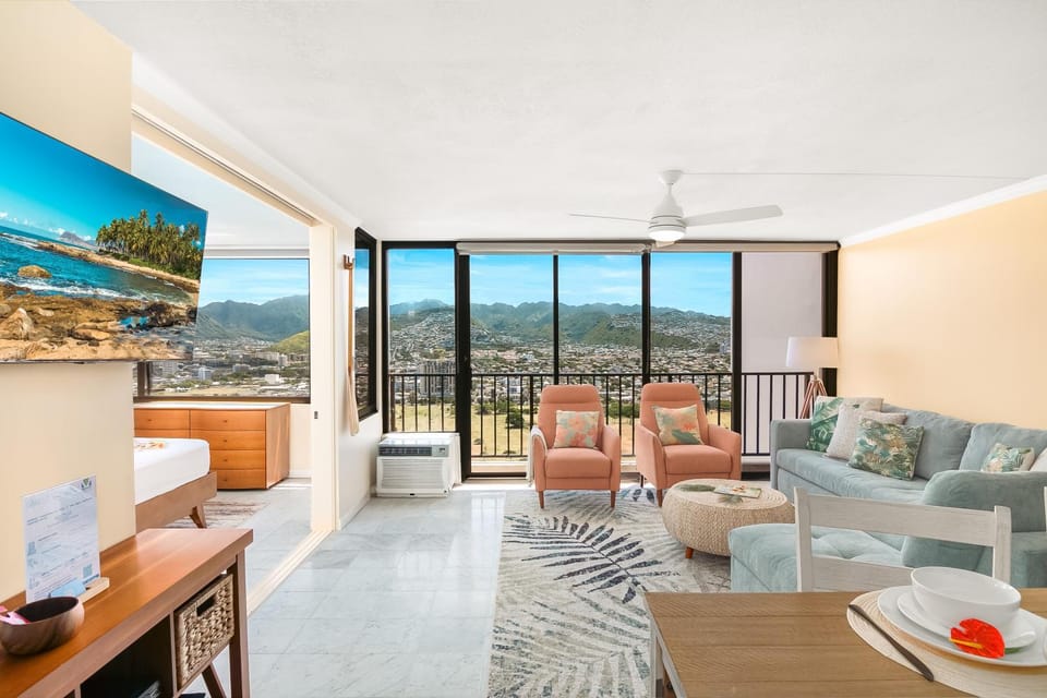 Balcony/Terrace, Living room, Dining area, Mountain view