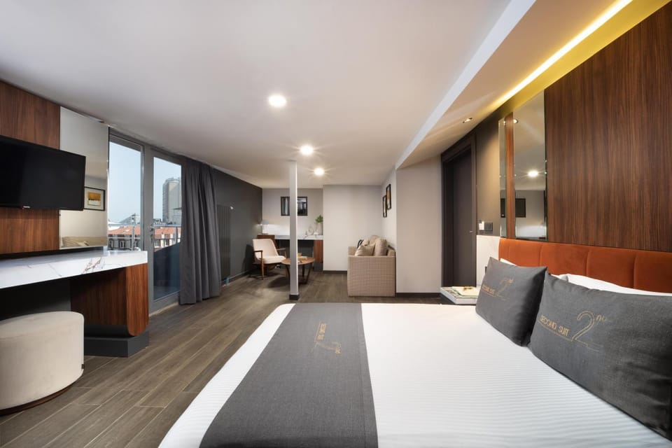Bed, TV and multimedia, Balcony/Terrace, Living room, Photo of the whole room, Seating area, Bedroom, hair dresser
