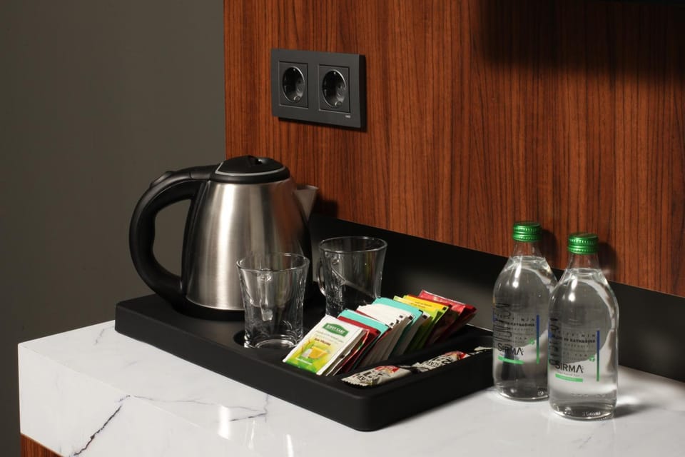 Coffee/tea facilities, Food and drinks, Food
