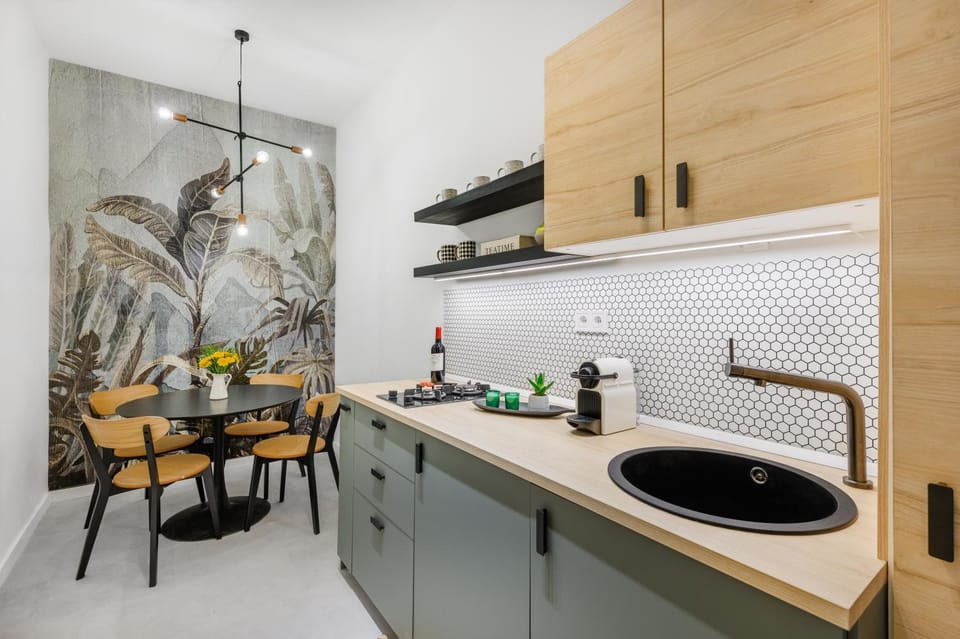Kitchen or kitchenette, Dining area
