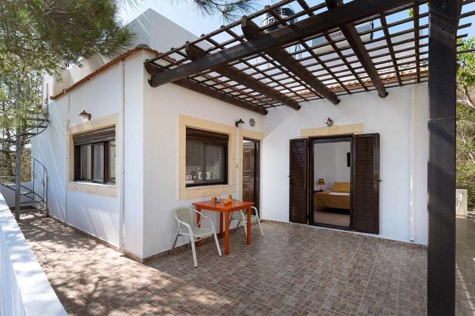 Property building, Patio, Facade/entrance, Summer, Balcony/Terrace