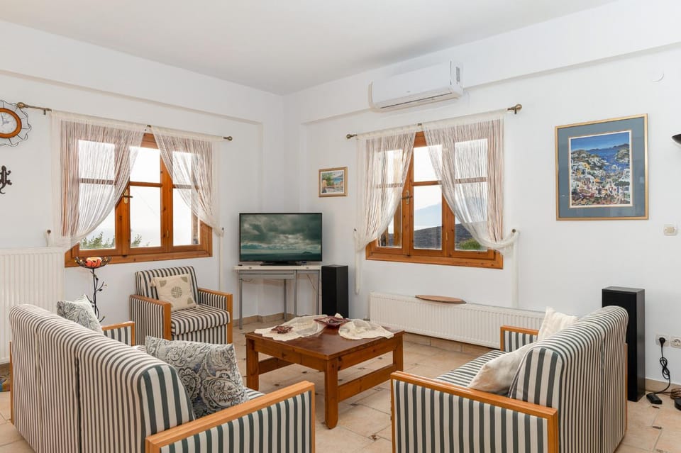 TV and multimedia, View (from property/room), View (from property/room), Living room, Seating area, Landmark view, Mountain view, Sea view
