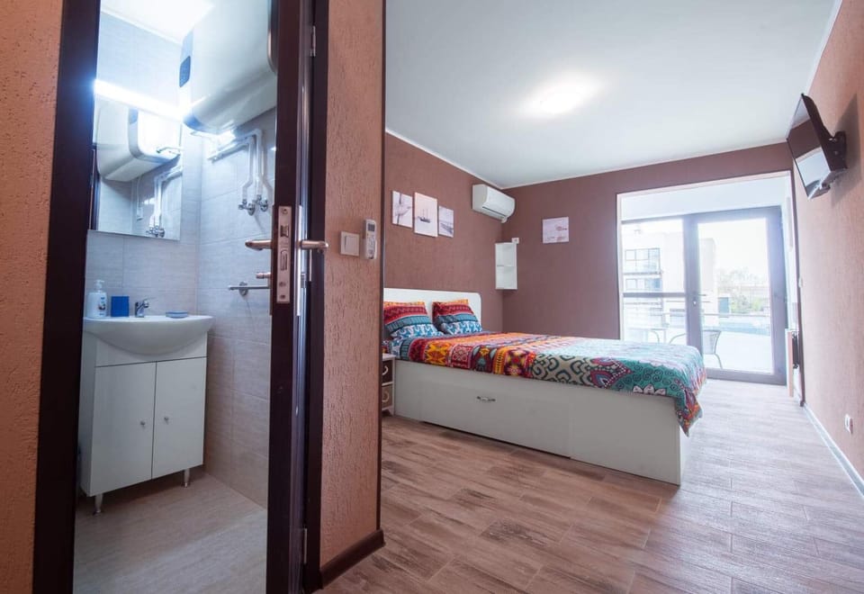 Bed, Photo of the whole room, Bedroom, air conditioner
