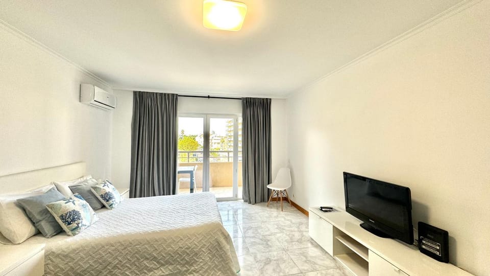 Communal lounge/ TV room, air conditioner