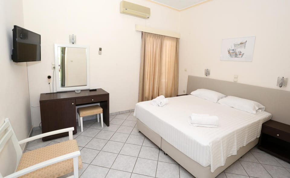 Hotel Karyatides Hotel in Islands