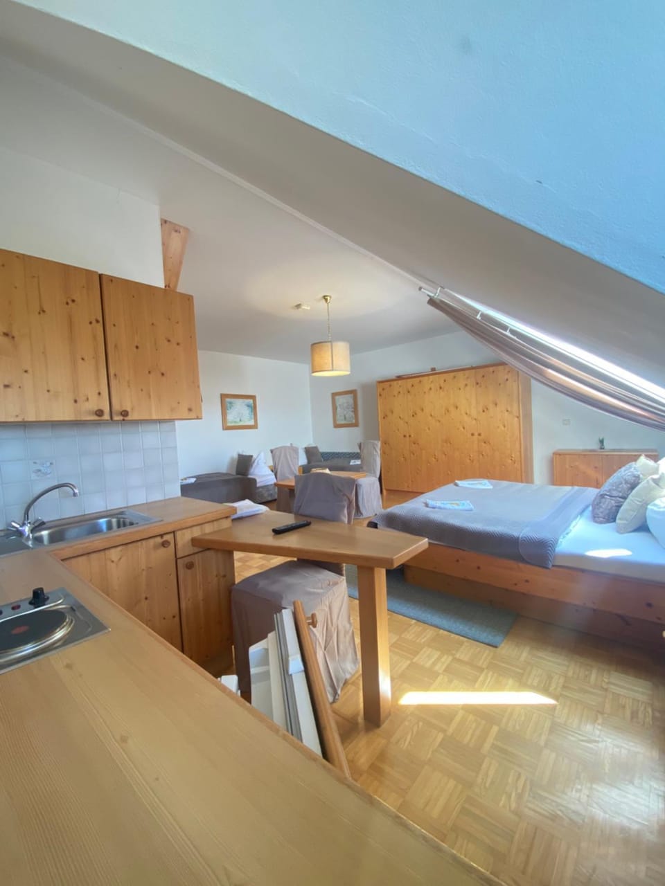 Bed, Kitchen or kitchenette, Photo of the whole room, Seating area, Dining area, Bedroom