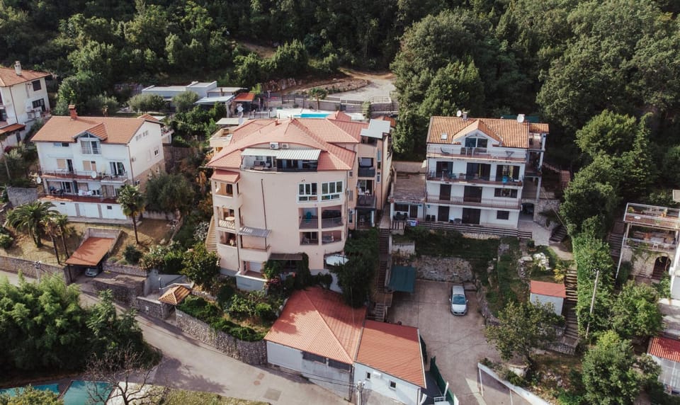 Property building, Neighbourhood