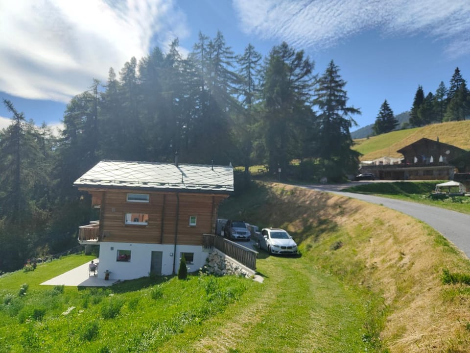 Property building, Restaurant/places to eat, Neighbourhood, Parking