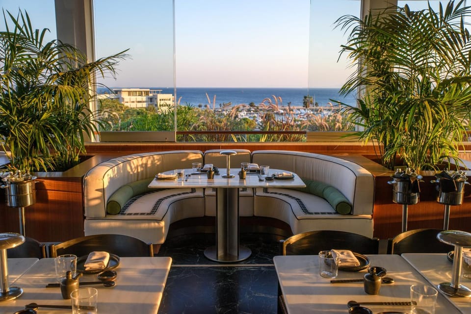 Restaurant/places to eat, Lounge or bar