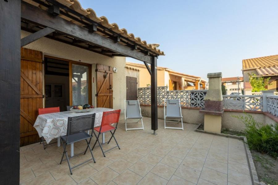 Property building, View (from property/room), Balcony/Terrace, Dining area