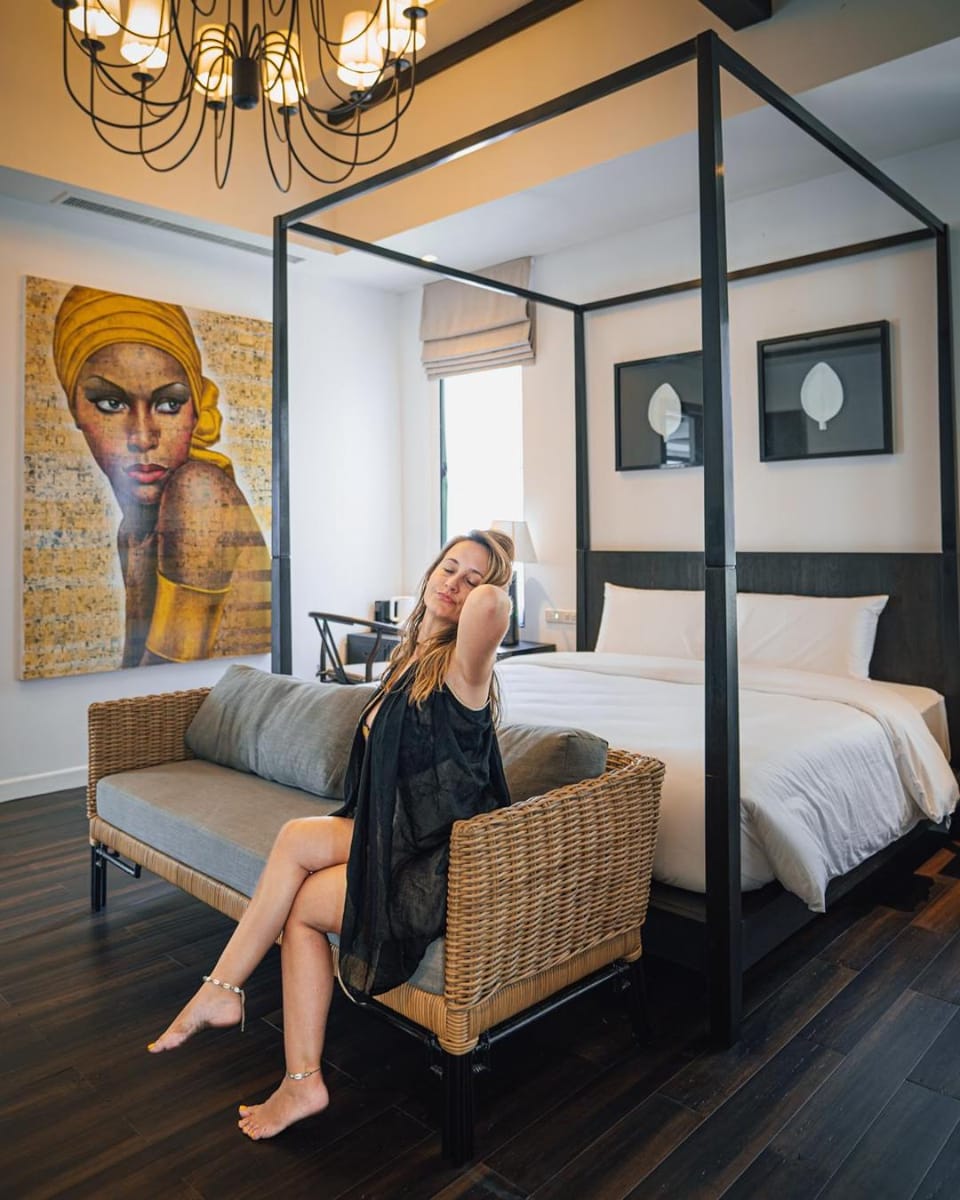 Bed, Seating area, Bedroom