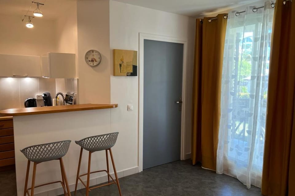 Coffee/tea facilities, Kitchen or kitchenette, Dining area, minibar