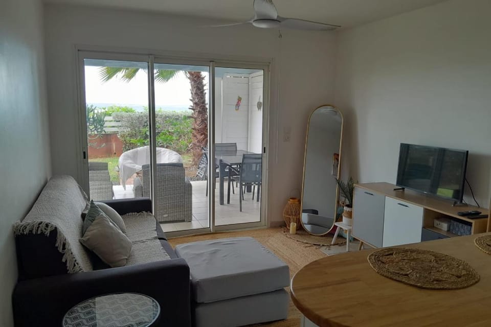 TV and multimedia, Living room, Seating area, Dining area, fireplace