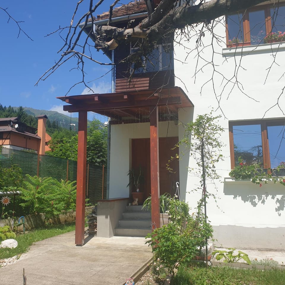 Property building, Facade/entrance, Day, Garden, Garden view, Mountain view