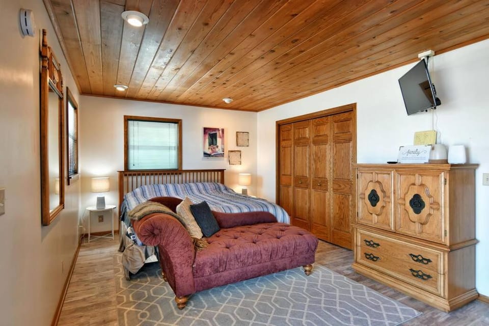 Bed, TV and multimedia, Photo of the whole room, Bedroom