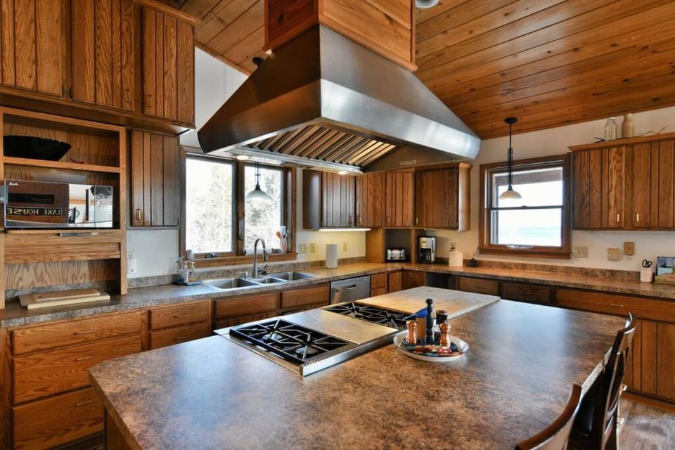 Kitchen or kitchenette, Dining area, minibar, pet friendly, stove