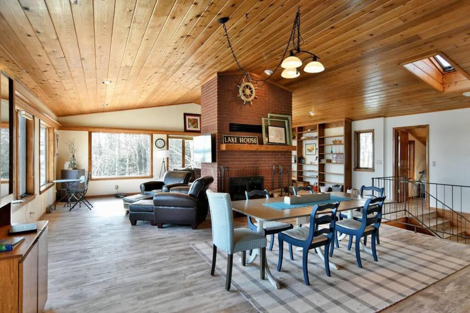 TV and multimedia, Living room, Seating area, Dining area
