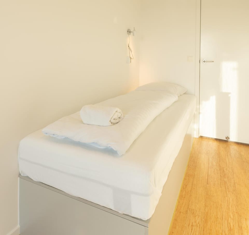 Bed, towels