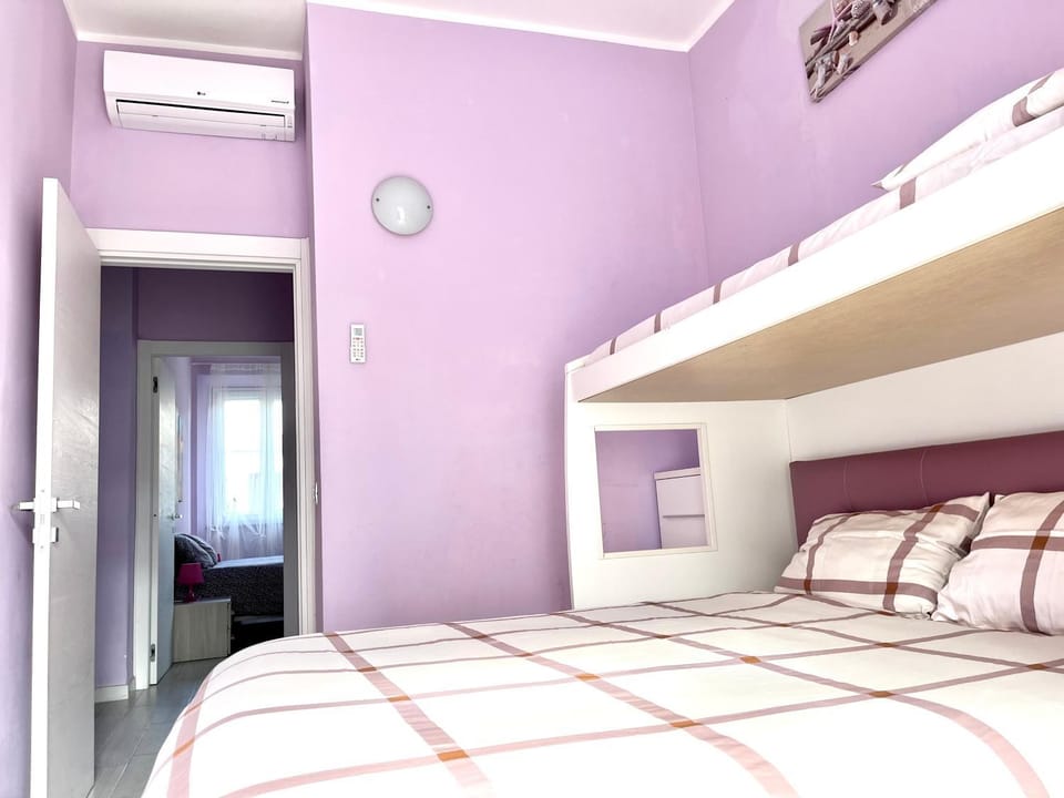 Bed, Photo of the whole room, Bedroom, bunk bed, air conditioner
