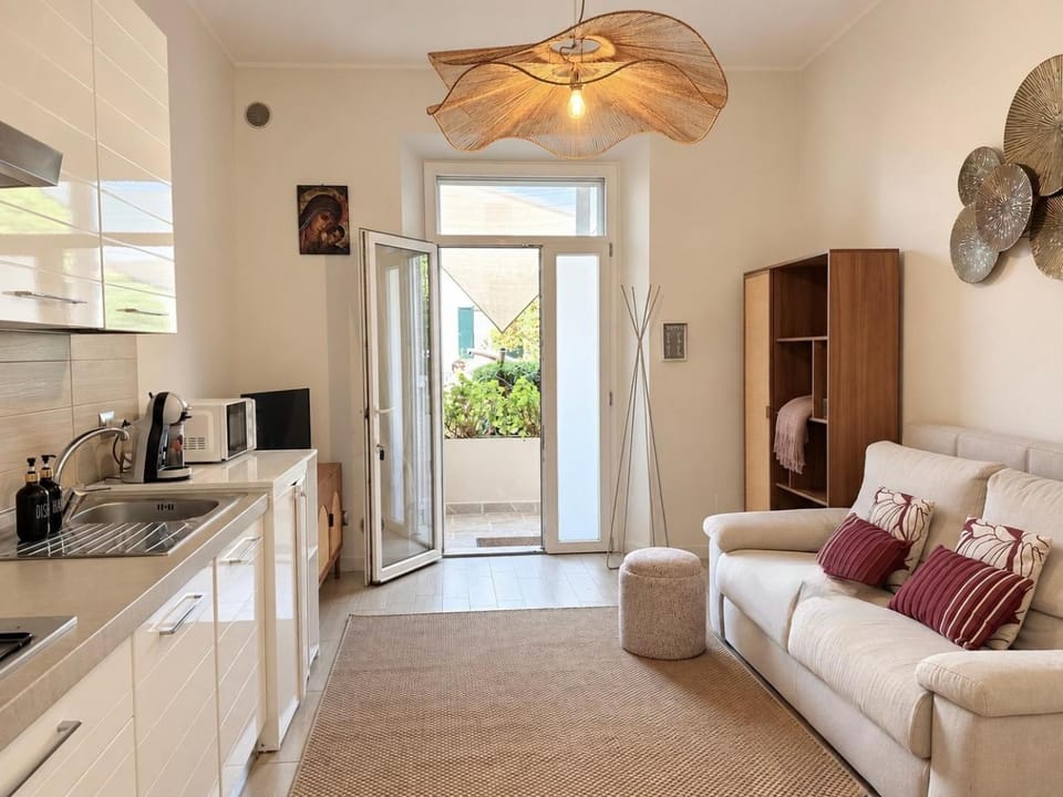 Kitchen or kitchenette, Living room, Seating area