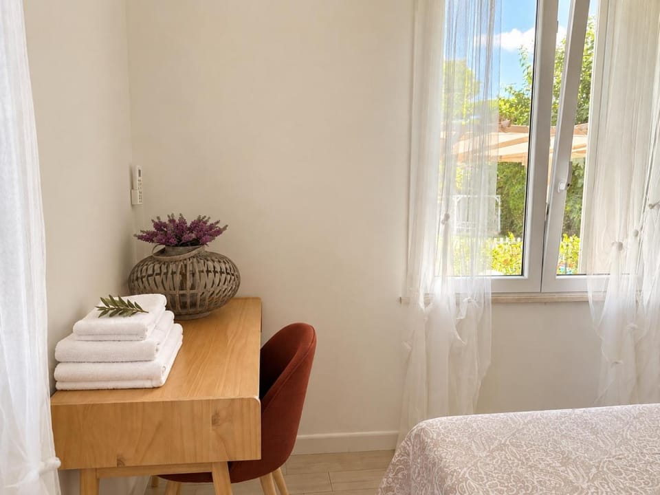 Bedroom, towels