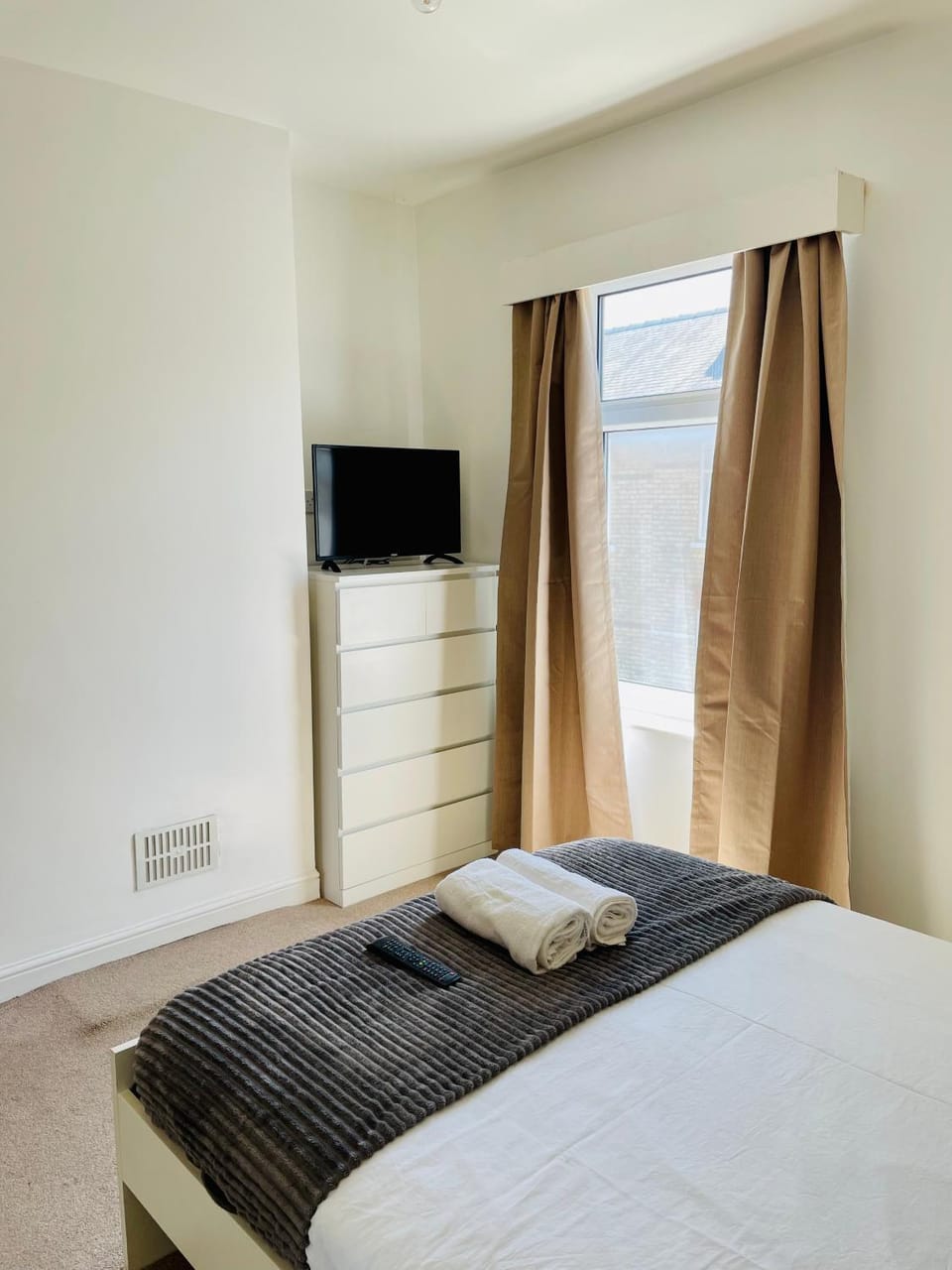 Bed, TV and multimedia, Bedroom