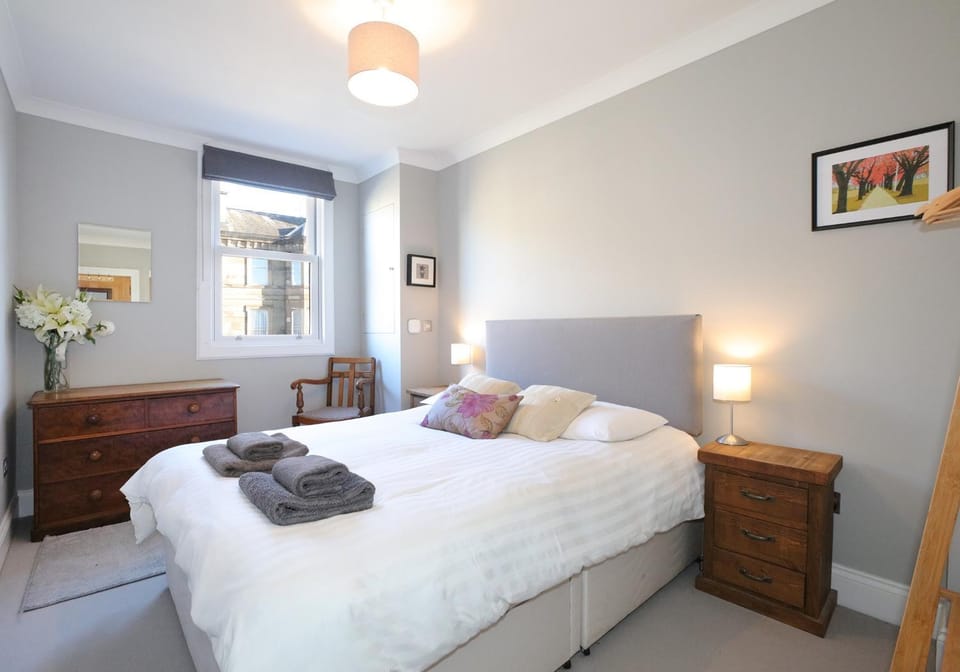 Bed, Decorative detail, Seating area, Bedroom