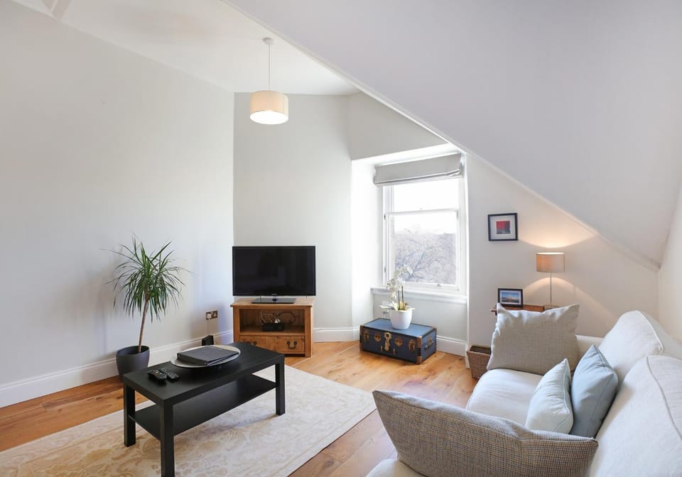 TV and multimedia, Living room, Decorative detail, Seating area