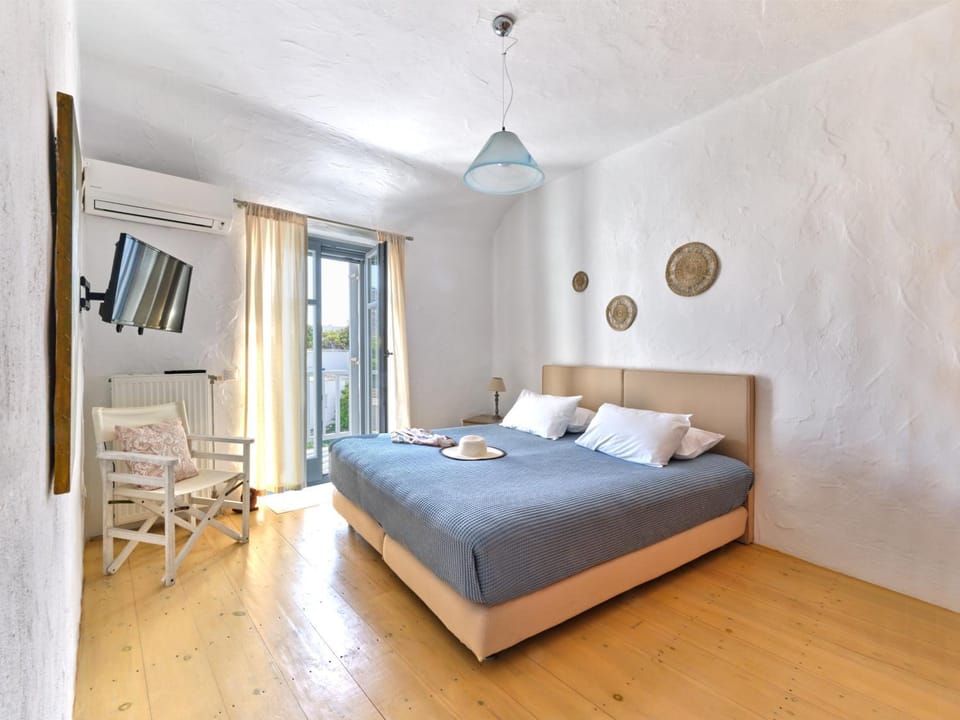 Bed, TV and multimedia, Bedroom