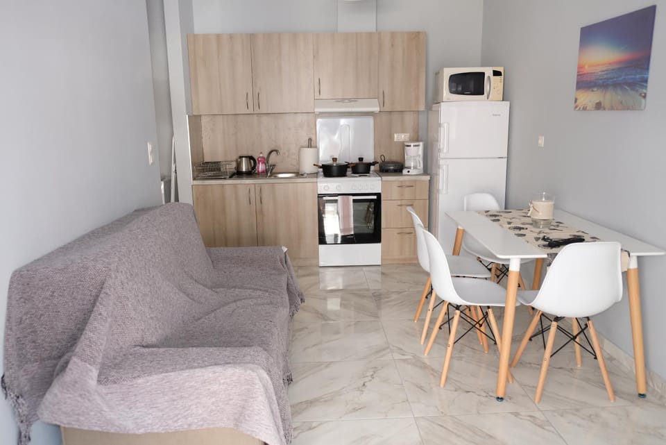 Coffee/tea facilities, Kitchen or kitchenette, Living room, Seating area, Dining area, minibar, pet friendly, stove, toaster