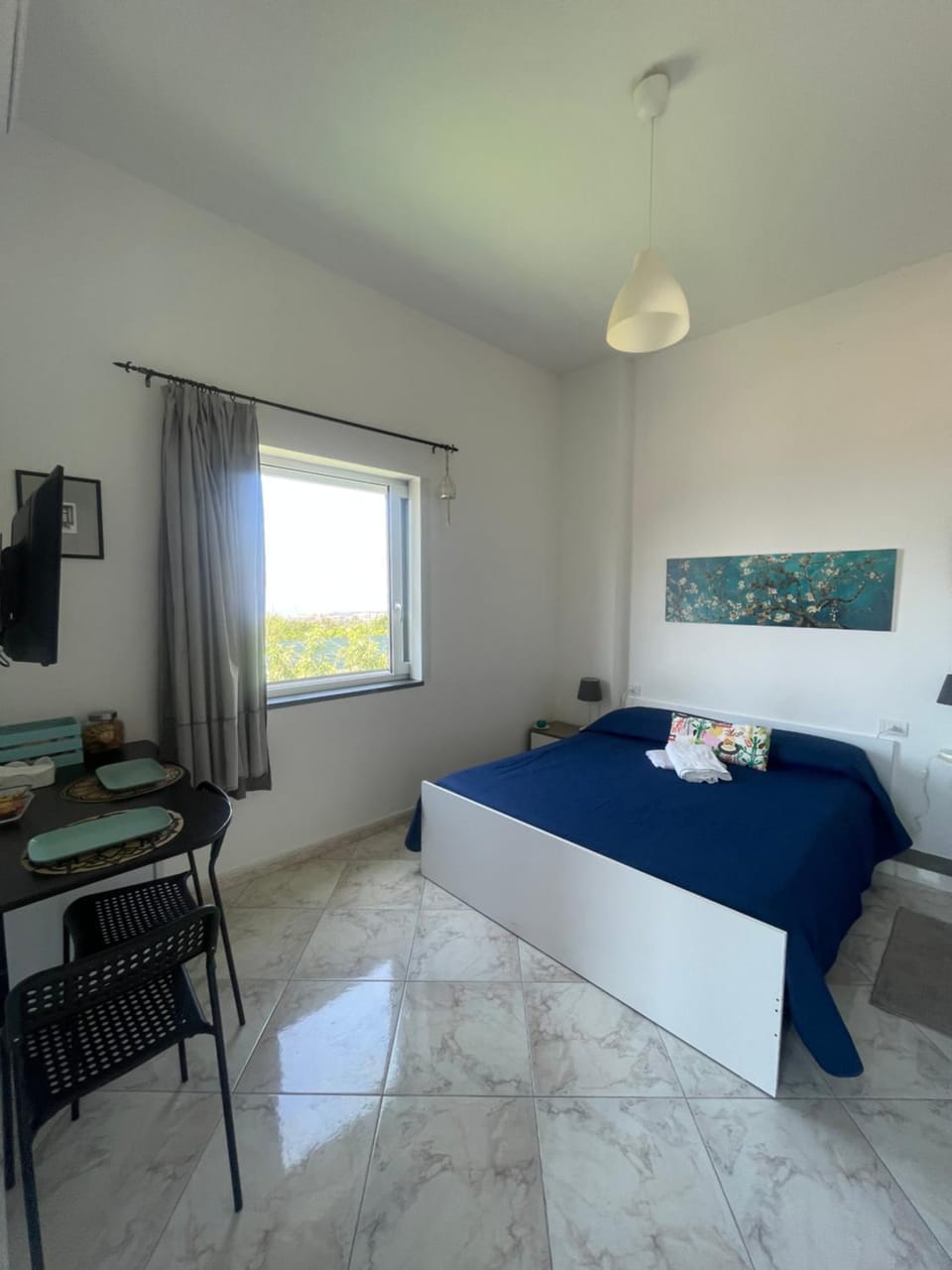 Bed, TV and multimedia, Photo of the whole room, Seating area, Bedroom
