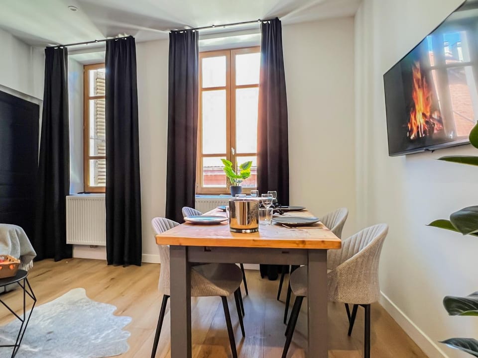 TV and multimedia, Living room, Seating area, Dining area