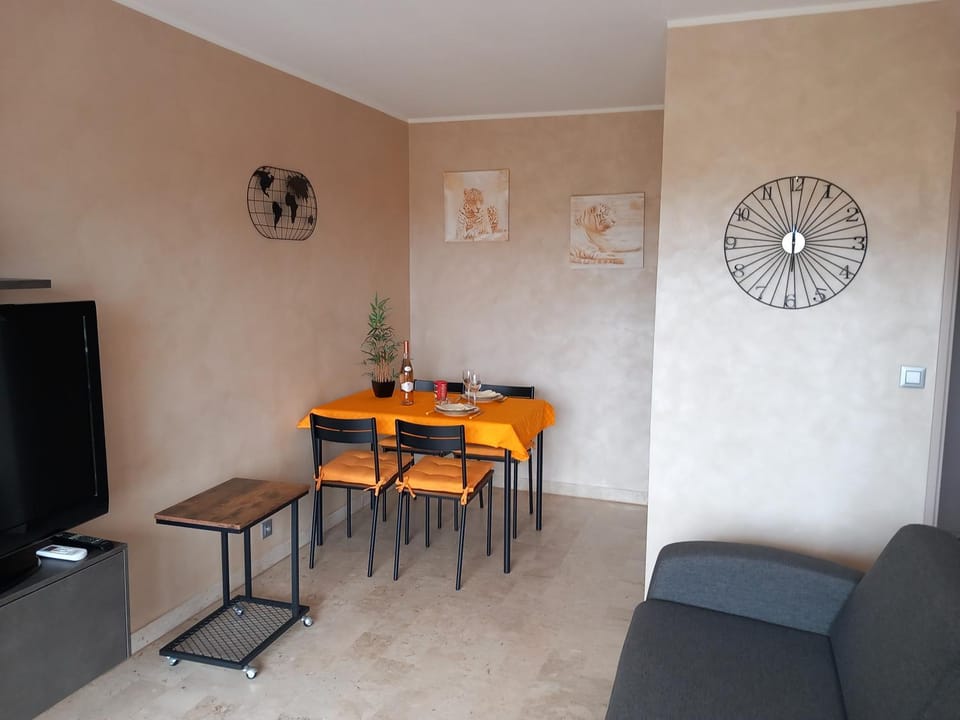 Studio entièrement rénové coté plage avec garage Apartment in Roquebrune-Cap-Martin