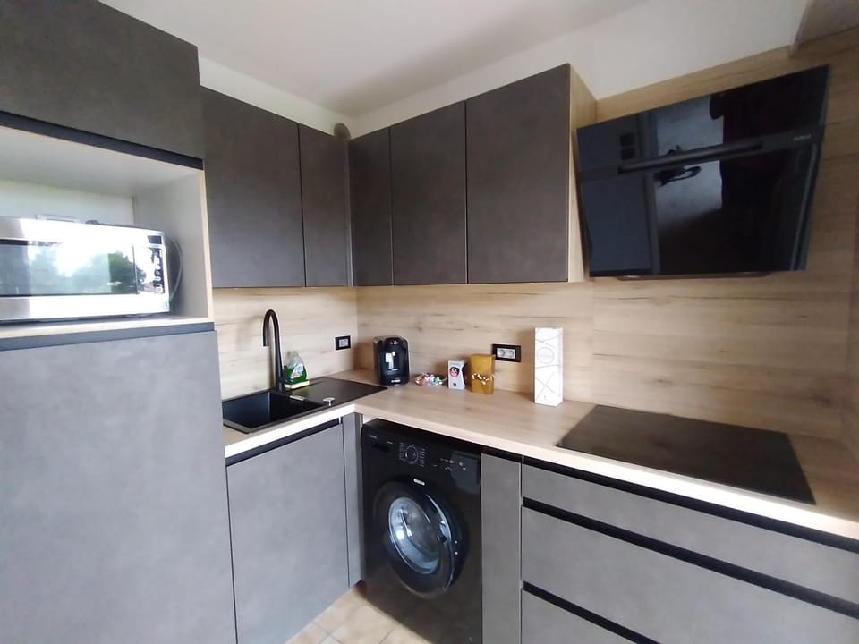 Studio entièrement rénové coté plage avec garage Apartment in Roquebrune-Cap-Martin