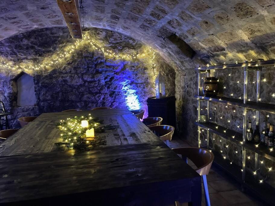 Lounge or bar, Food and drinks