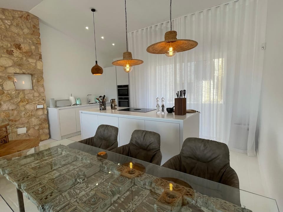 Coffee/tea facilities, Kitchen or kitchenette, Living room, Seating area, Dining area