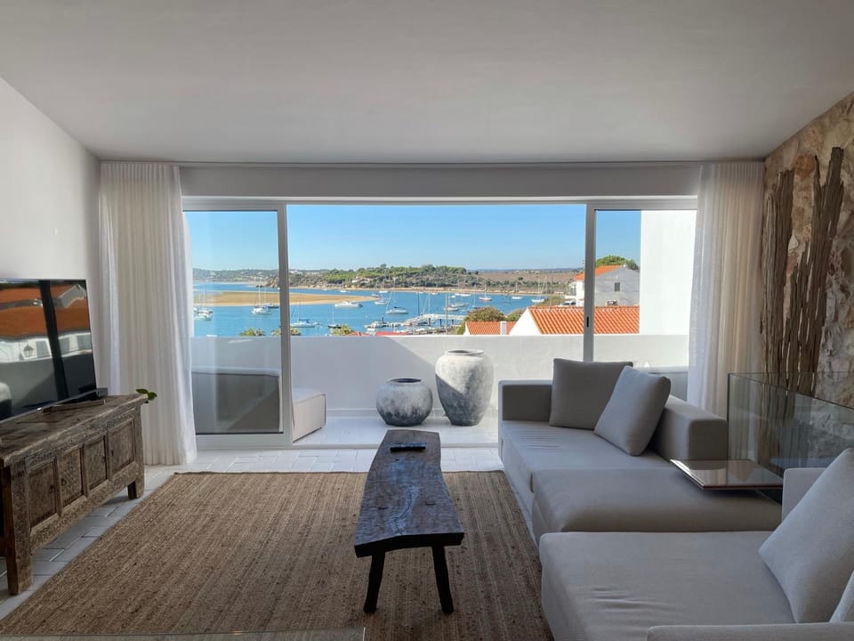 Natural landscape, TV and multimedia, View (from property/room), Balcony/Terrace, Living room, Seating area, Evening entertainment, Lake view, River view, Sea view