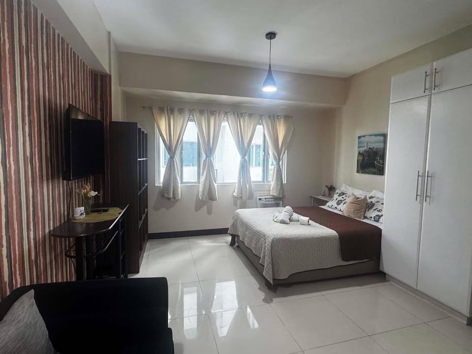 Morgan Suite BGC Shortwalk3 Venice Mall free pool gym Apartment in Makati