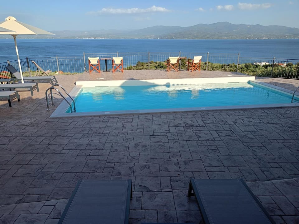 SIX INDEPENDENT HOUSES BY THE sea House in Magnesia Prefecture, Greece