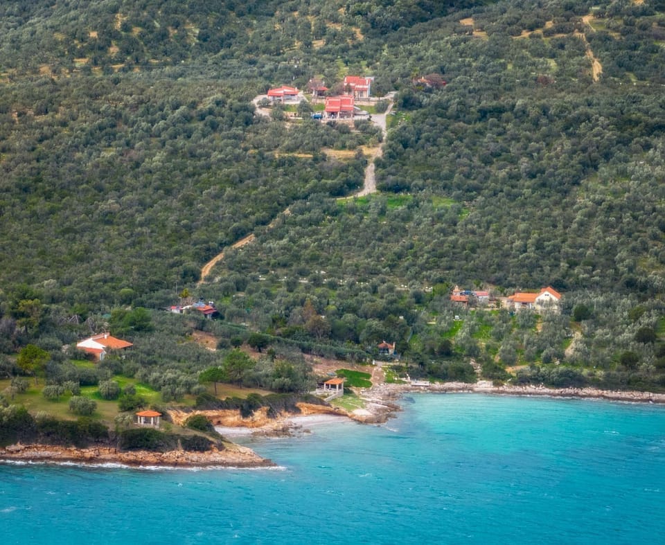 SIX INDEPENDENT HOUSES BY THE sea House in Magnesia Prefecture, Greece